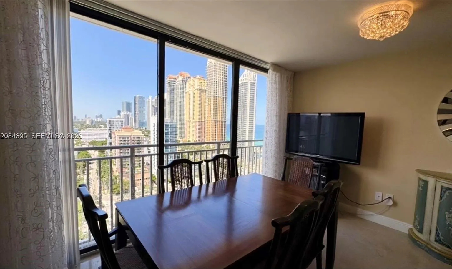 Winston Towers 600 Condo — Photo 4