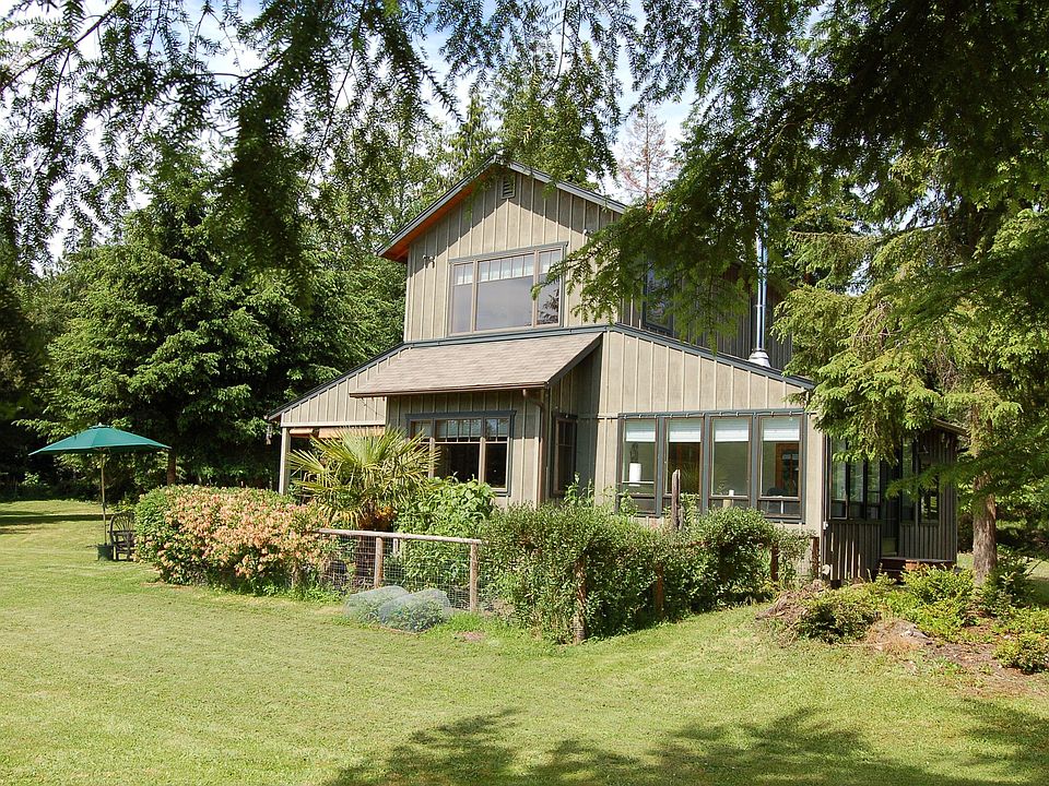 Sunny southwest exposure. Entire second floor is master bedroom with 1/2 bath.