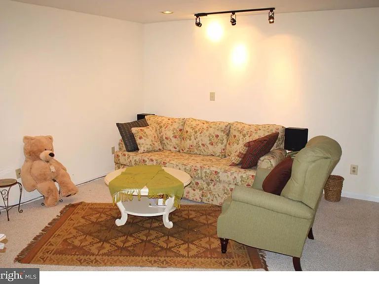 25 Benjamin Rush Ln — Photo 18