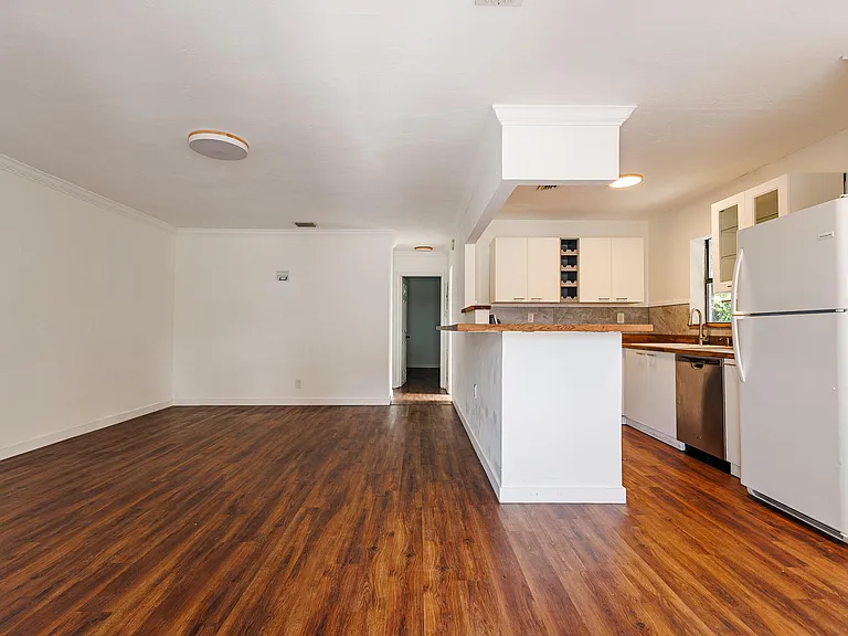 520 NE 58th St #B — Photo 3
