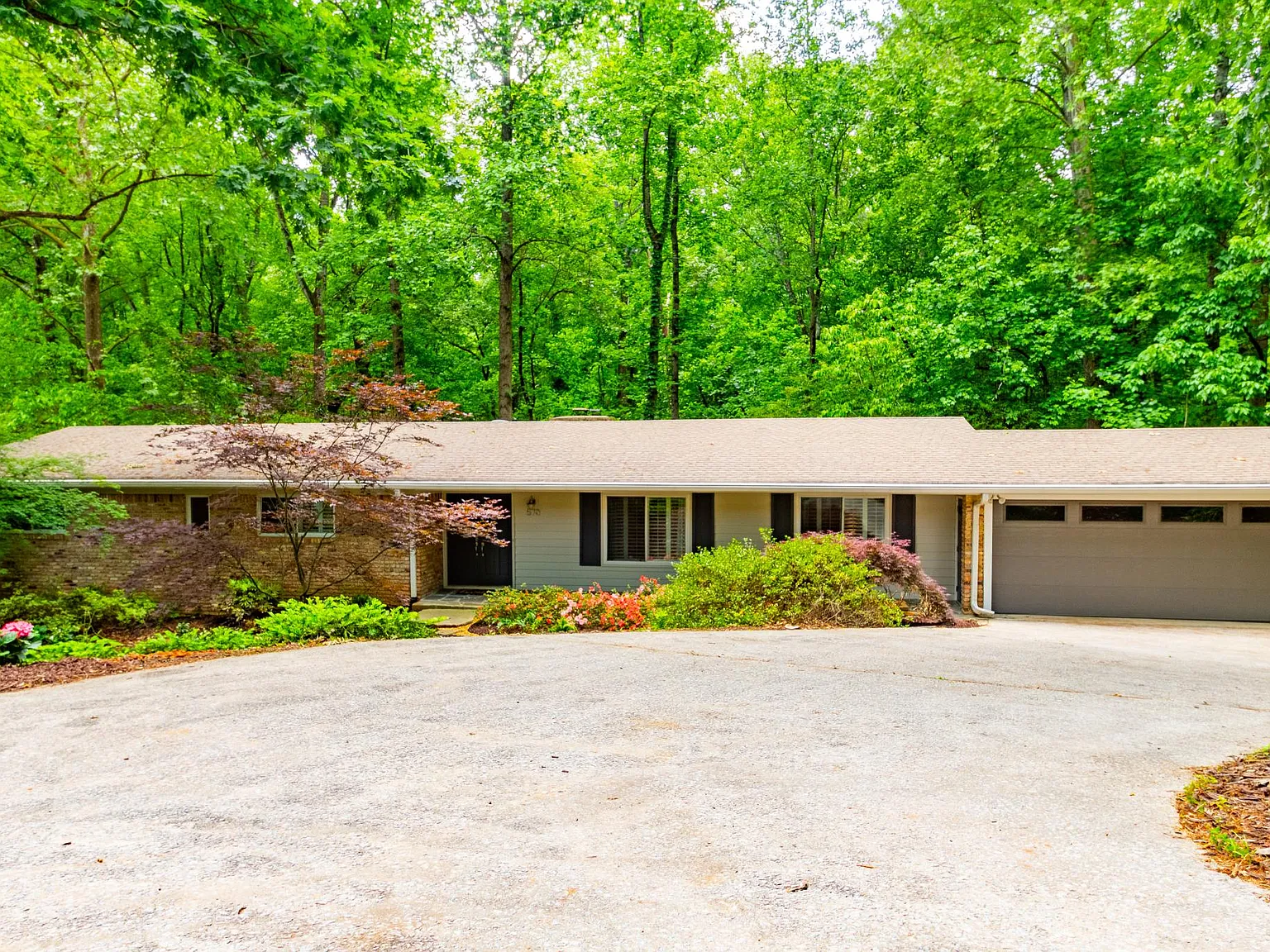 570 Elden Dr — Photo 2