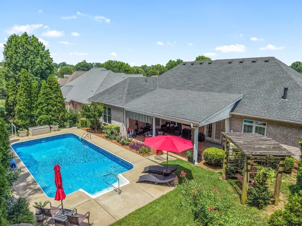 115 N Country Club Dr, Hendersonville, TN 37075