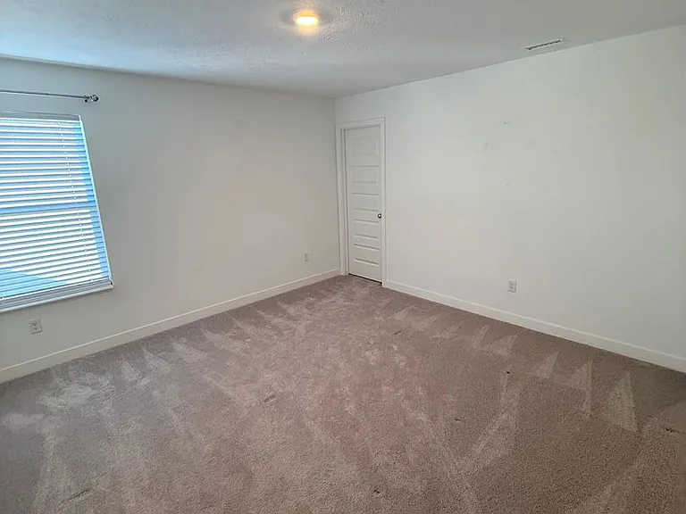 1046 Elmwood Ln — Photo 37
