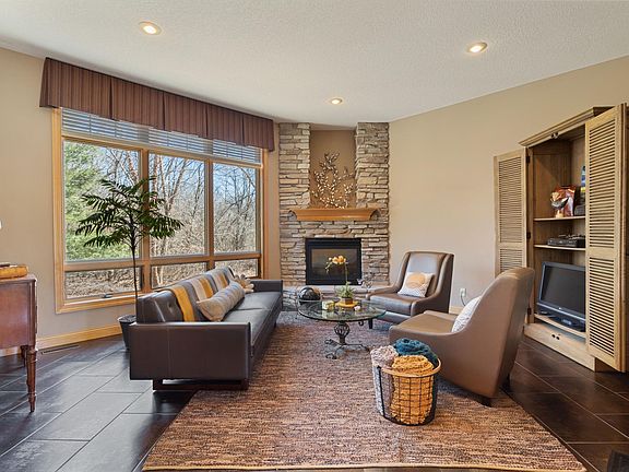 3rd image of 10906 Tanglewood Ln N