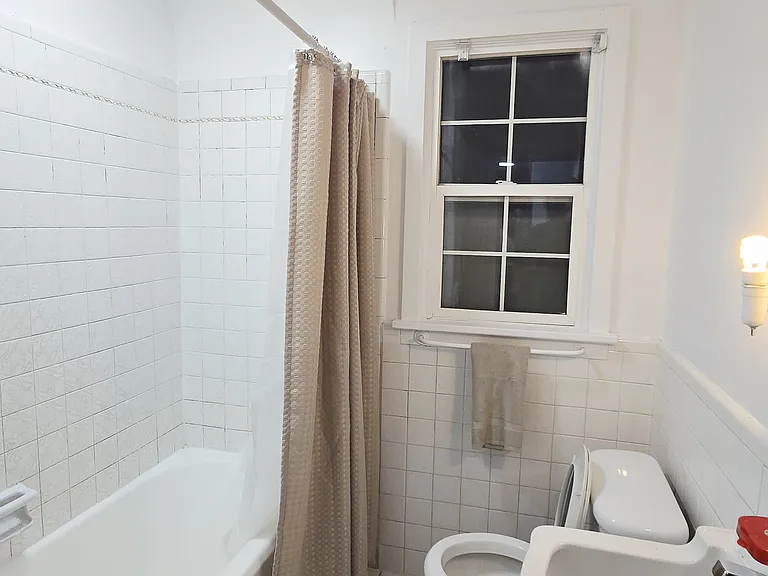 643 S Washington St — Photo 2