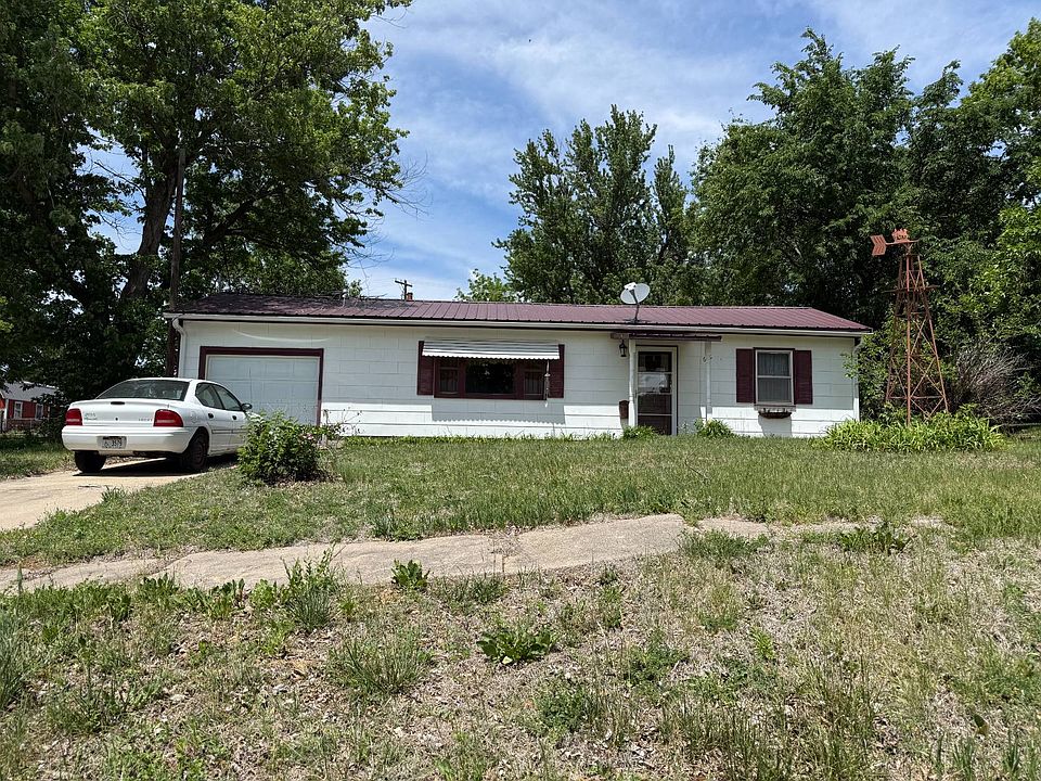 1st image of 607 E Maple St