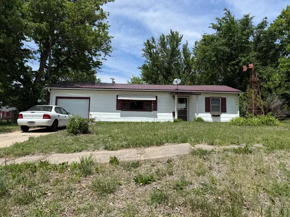 607 E Maple St, Sutton, NE 68979