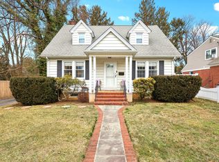 8 Manor Pl, Glen Cove, NY 11542