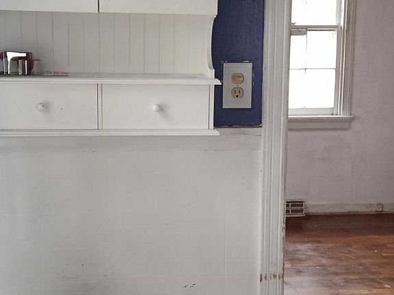 2nd image of 1 S Daisy Ave