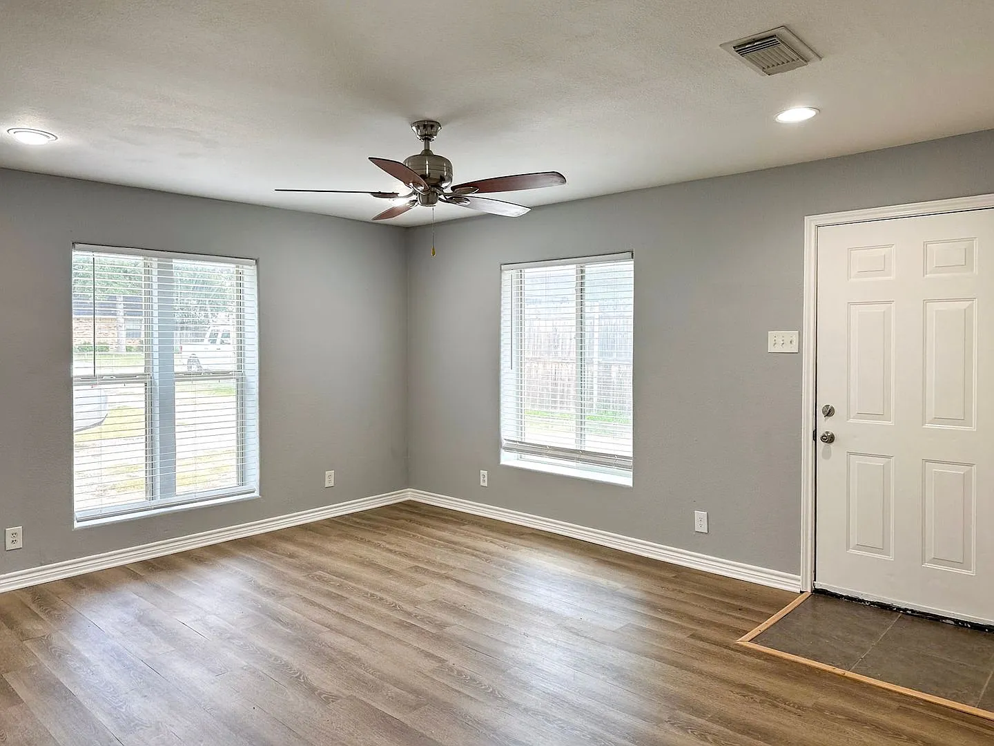 2 Bedrooms / 1 Bathroom — Photo 3