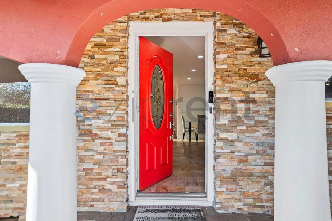 3 bed, 1326 sqft, $4,830 — Photo 4