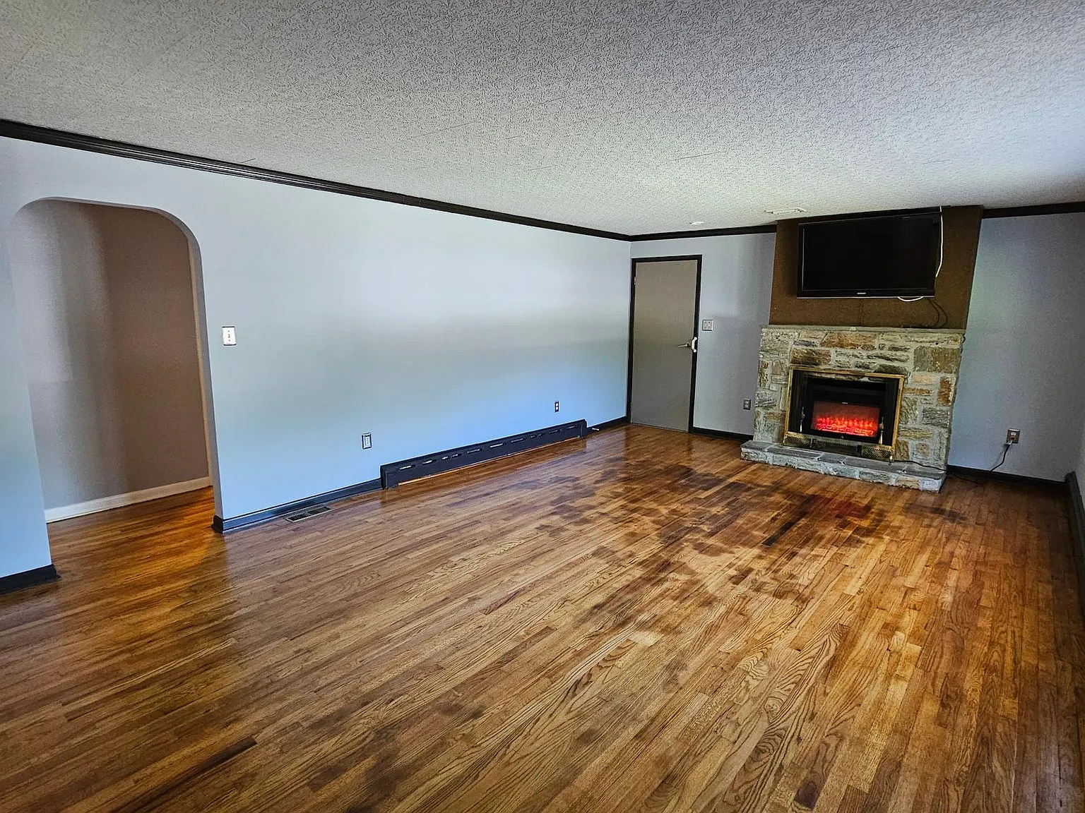 3 bed, 1.5 bath, 1900 sqft, $2,650 — Photo 2