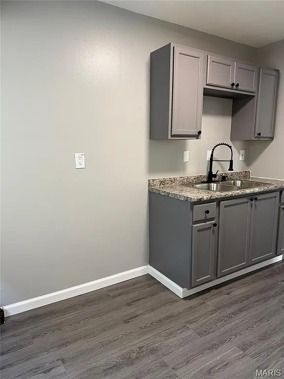 3 bed, 1.0 bath, 854 sqft, $1,300 — Photo 3