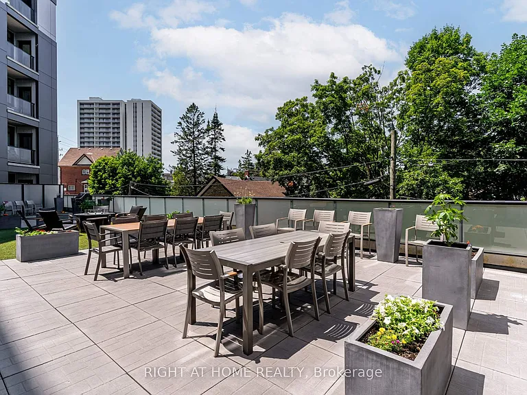 690 King St W #411 — Photo 14