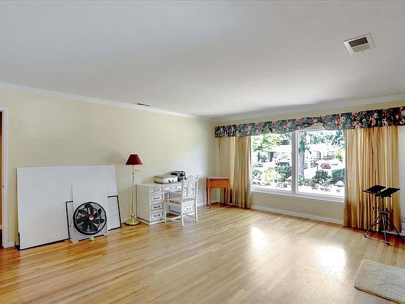 4th image of 868 Sweetbriar Dr