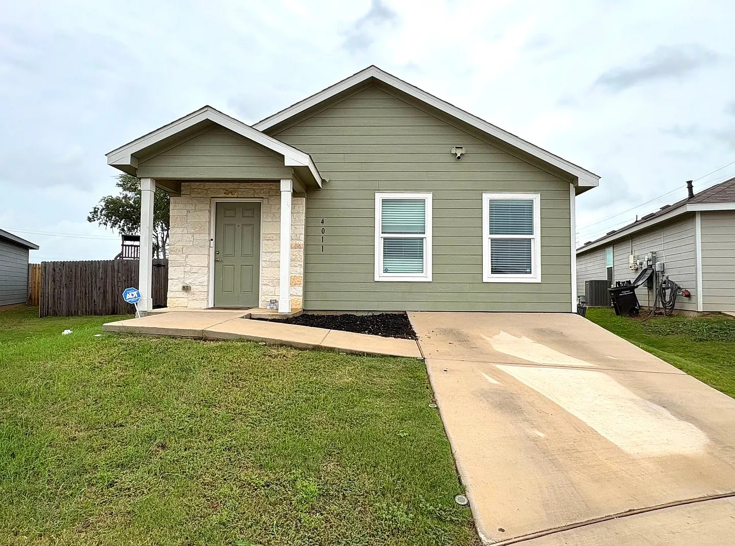 Full appliance package included: washer dryer and updated digital refrigerator! — Photo 1