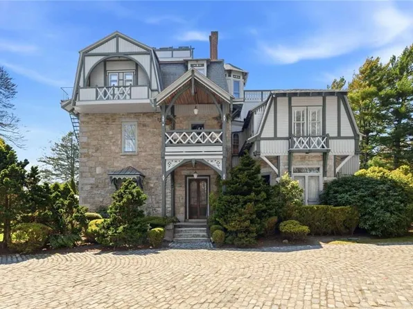 6 Howe Ave APT 8, Newport, RI 02840