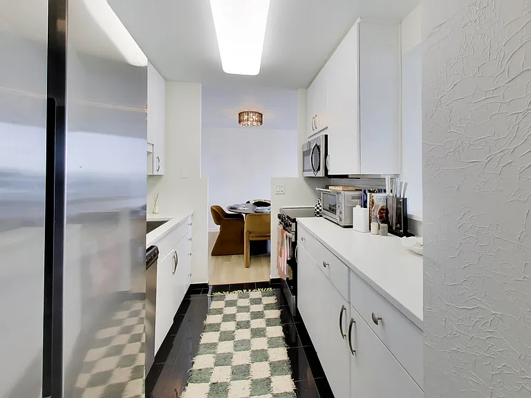 111 E Chestnut St #35J — Photo 5