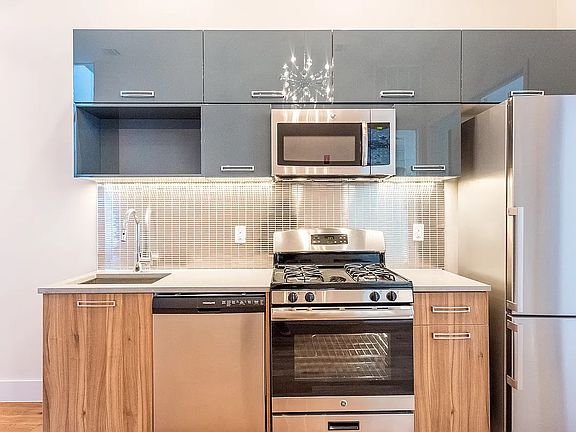 4th image of 372 Kosciuszko St #310
