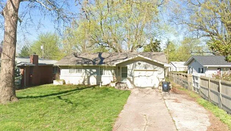 929 N Oak Grove — Photo 2