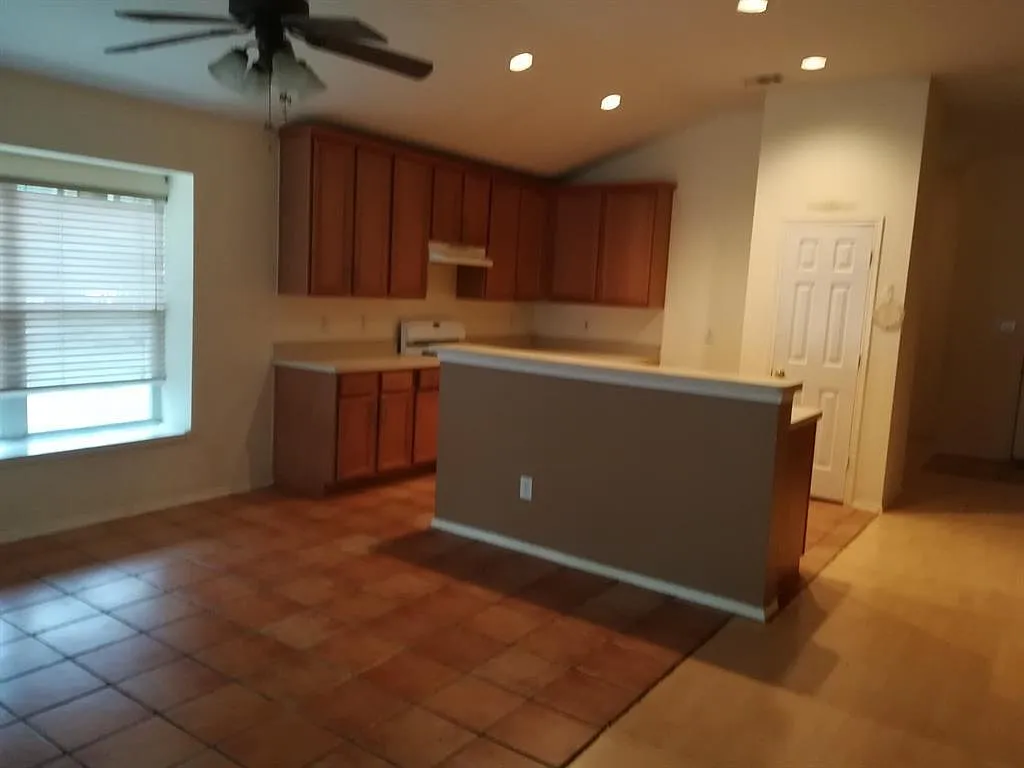 4 bed, 1800 sqft, $2,050 — Photo 4