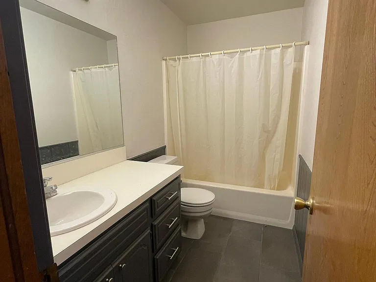 hallway bathroom with tub/shower
