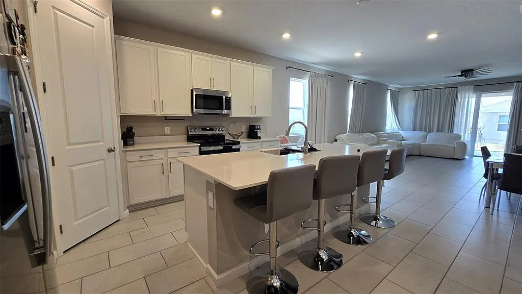 4 bed, 2.0 bath, 1928 sqft, $1,999 — Photo 3