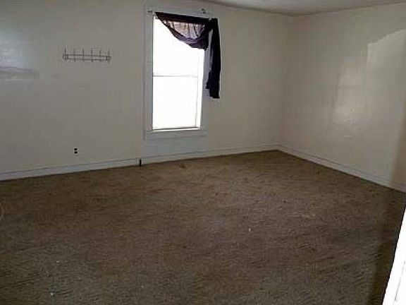 Master BR w/2 closets