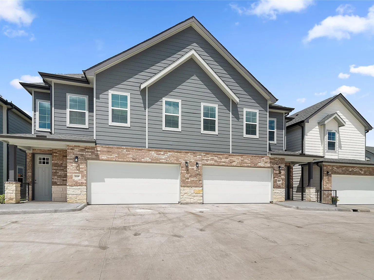 3 bed, 2.5 bath, 1425 sqft, $2,565 — Photo 3