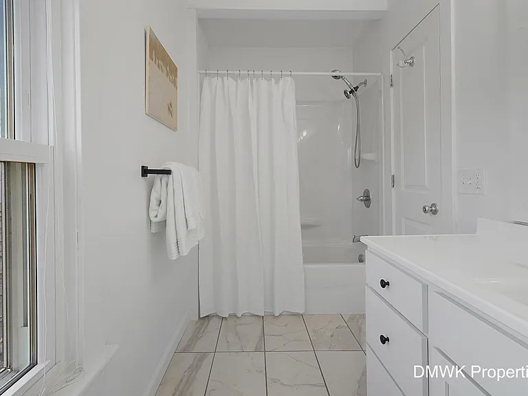 Upper Level - Full Bath
