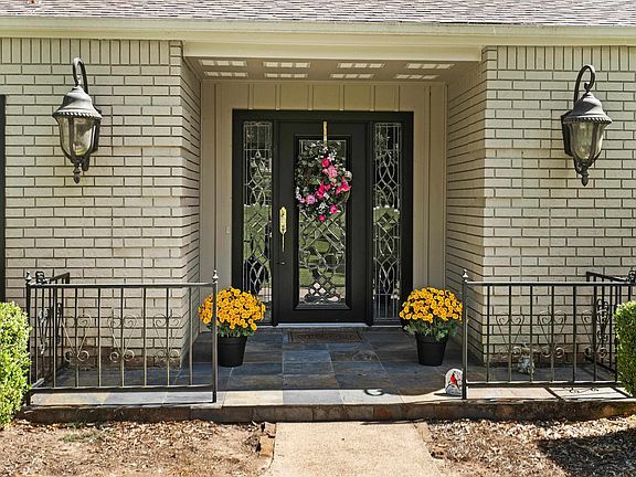 2nd image of 405 Sandy Ln