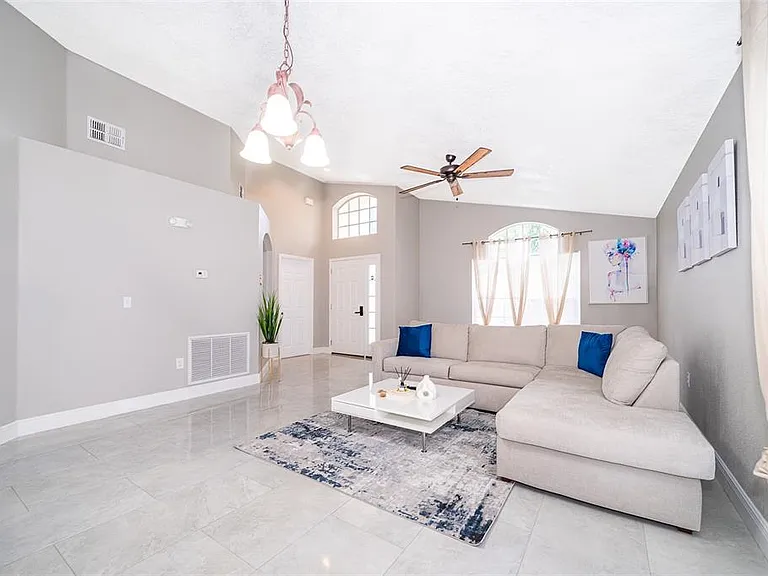 207 Langham Dr — Photo 3