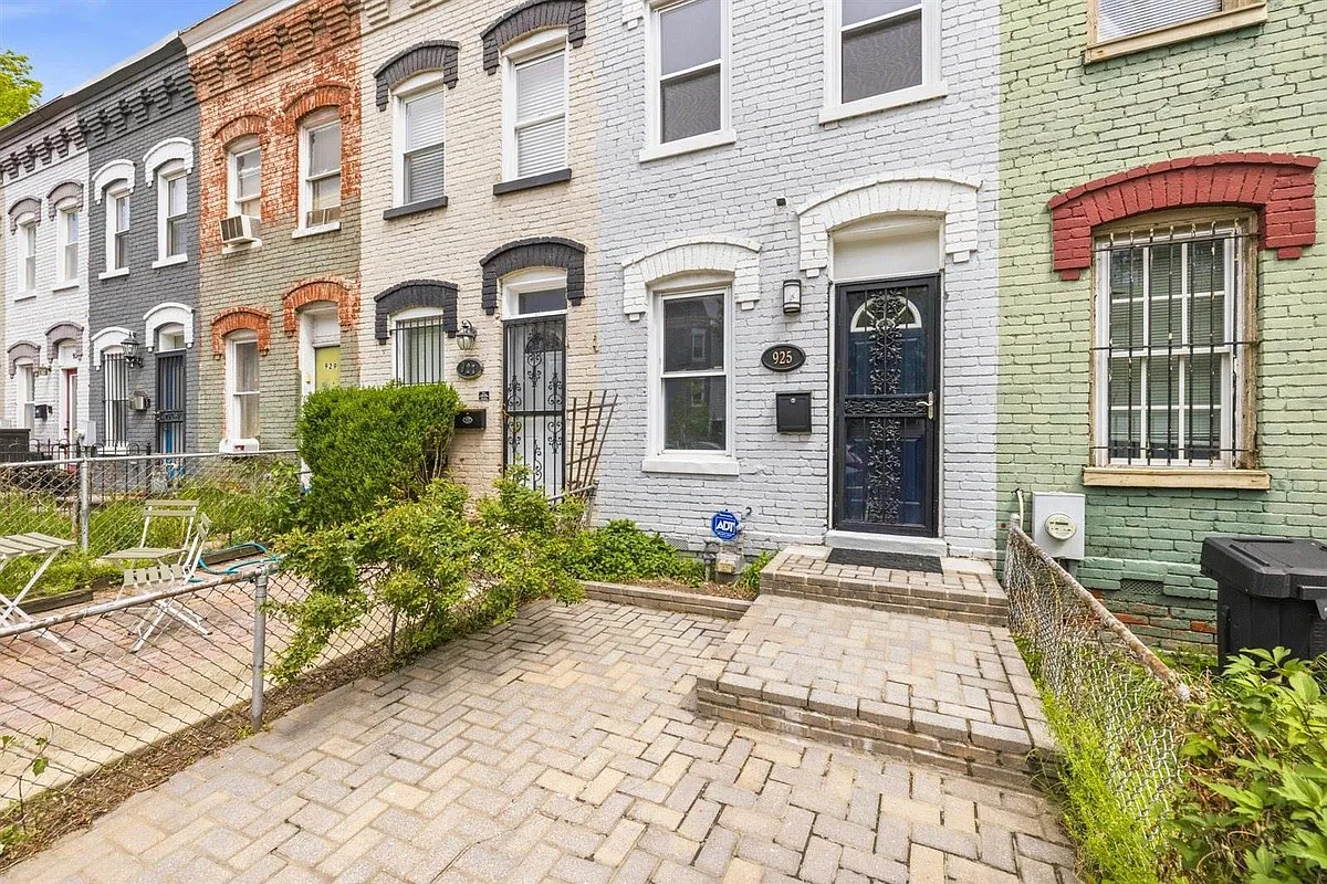 Building Photo - 925 8th St NE