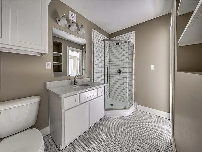 2213 N Shartel Ave — Photo 29