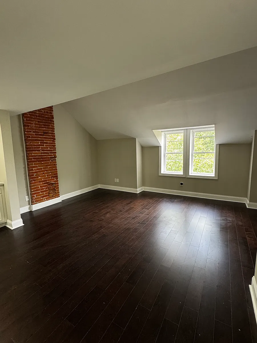 Building Photo - 812 N Adams St #3