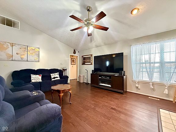 5th image of 174 Country Aire Ln