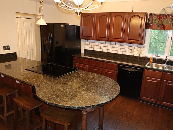 5th image of 10 Dew Wood Ct