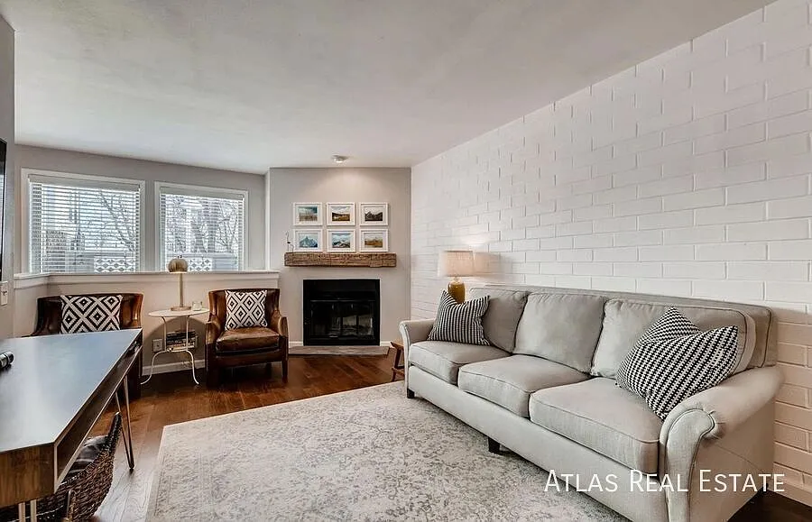 Charming 2-Bedroom Townhome in Mayfair Neighborhood — Photo 2