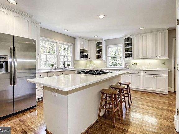 5th image of 4105 Everett St