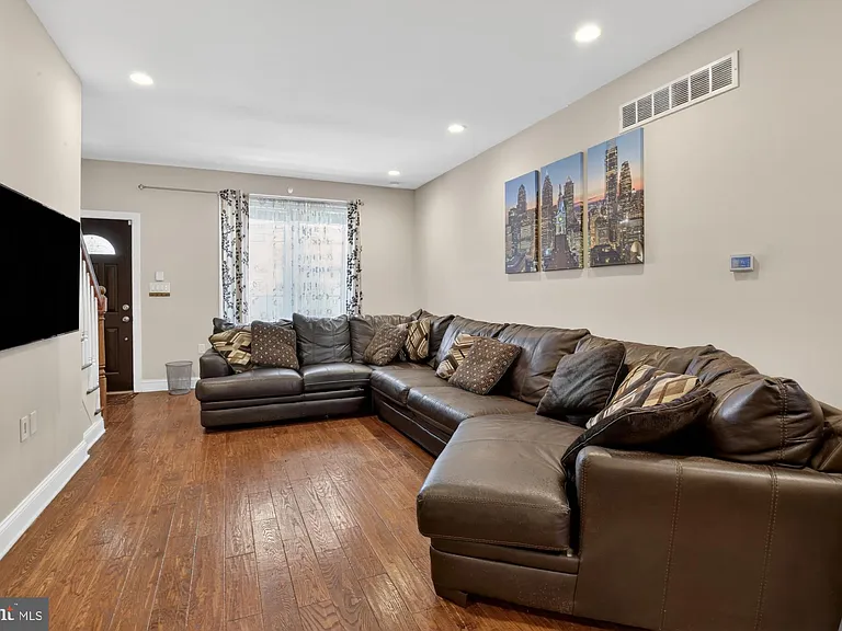 3408 Richmond St — Photo 4