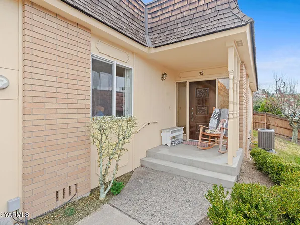32 Crest Cir, Yakima, WA 98908