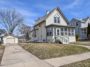 562 W College Ave, Waukesha, WI 53186