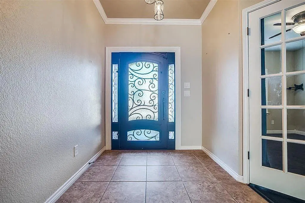 4 bed, 2.5 bath, 3314 sqft, $2,990 — Photo 2