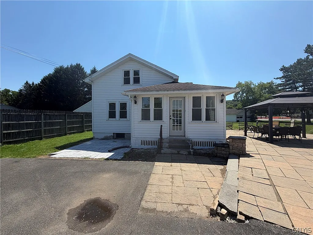 2 bed, 2.0 bath, 1300 sqft, $2,000 — Photo 1