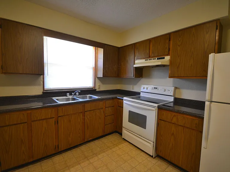 503 Broad St — Photo 3