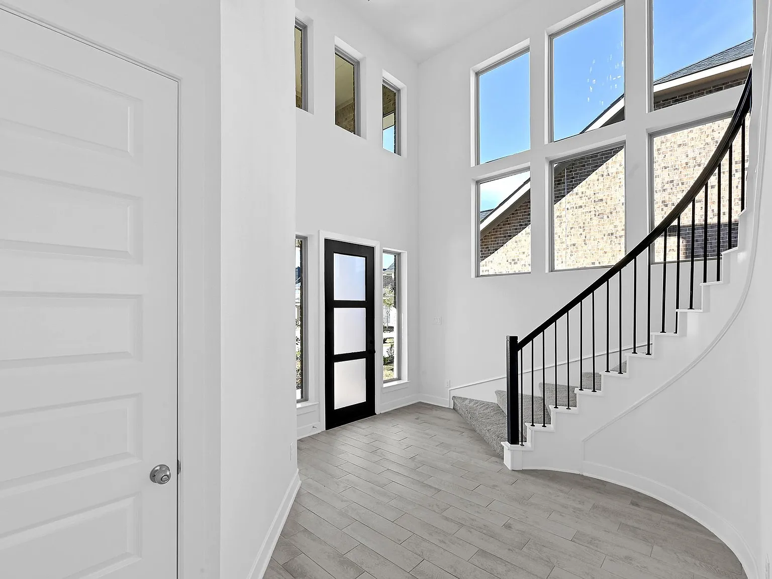 4 bed, 2.5 bath, 2600 sqft, $3,300 — Photo 4