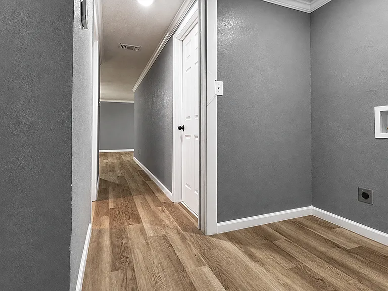 2417 W 20th St — Photo 10