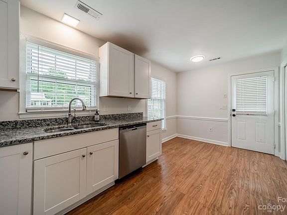 5th image of 7622 Applewood Ln