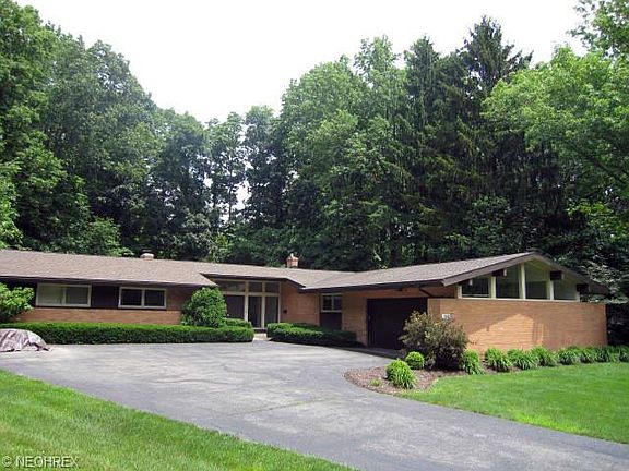 2nd image of 3045 Oakridge Dr