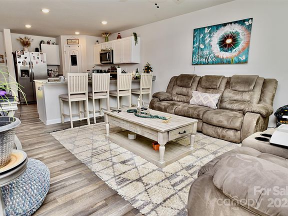 3rd image of 2516 Cranberry Way